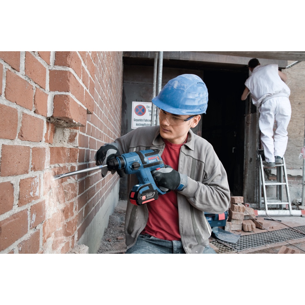 A_A_GBH_18V_EC_Freimeisseln-Fasade_07_3_0Ah_alt_bolgarkakz-1000x1000-1.jpg Аккумуляторный перфоратор Bosch GBH 18 V-EC 0611904002 0611904002